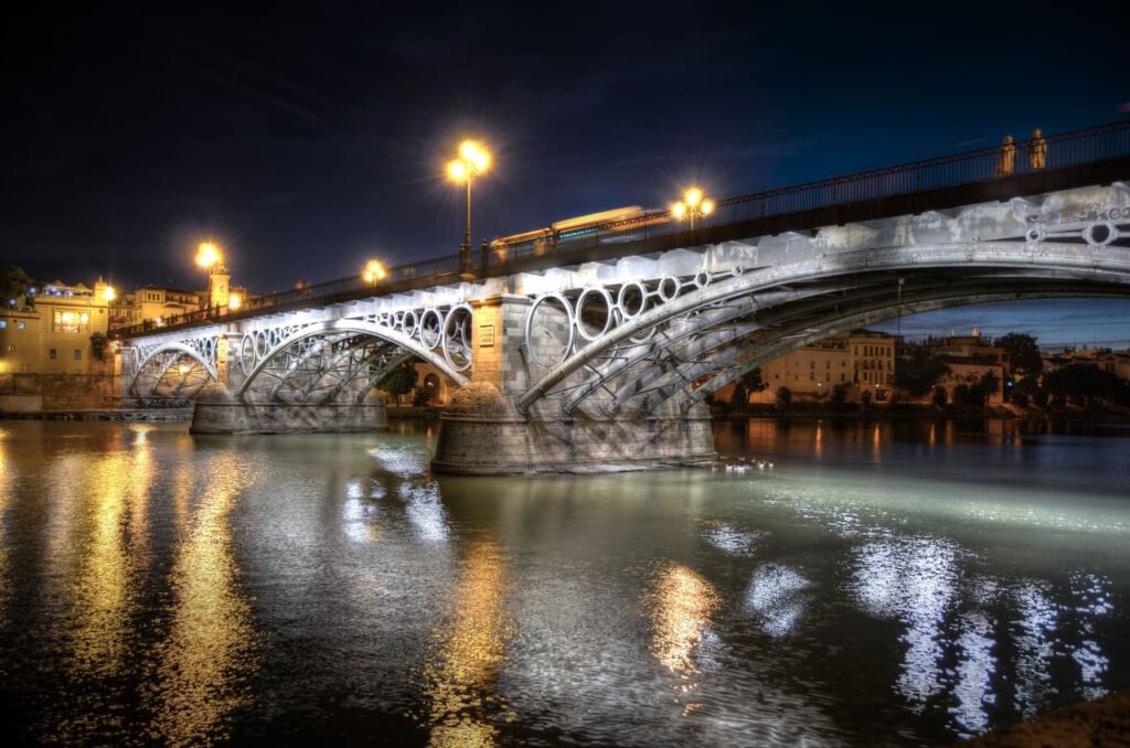 El Puente de Triana en Sevilla: Historia, Anécdotas y Construcción de un Icono